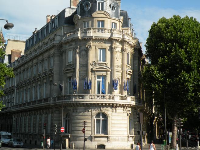  immeuble avec drapeaux de l'Europe